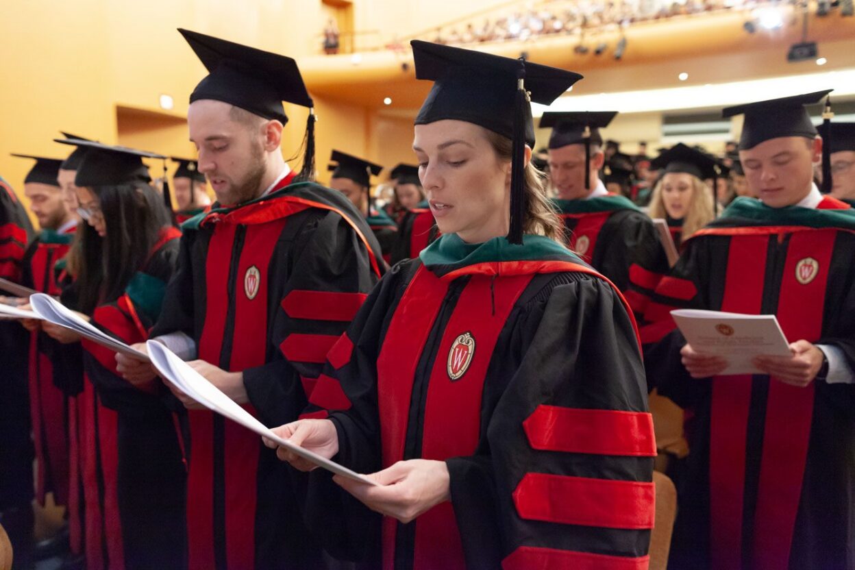 2019 graduates in graduate attire