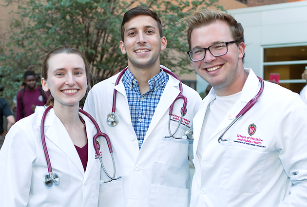 2023 M1 students pose with alumni-gifted stethoscopes